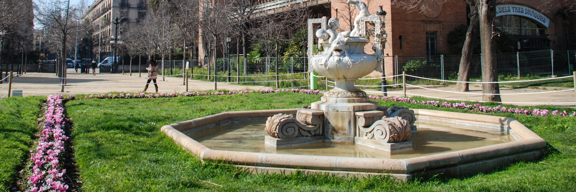 Castell dels Tres Dragons surrounded by the park