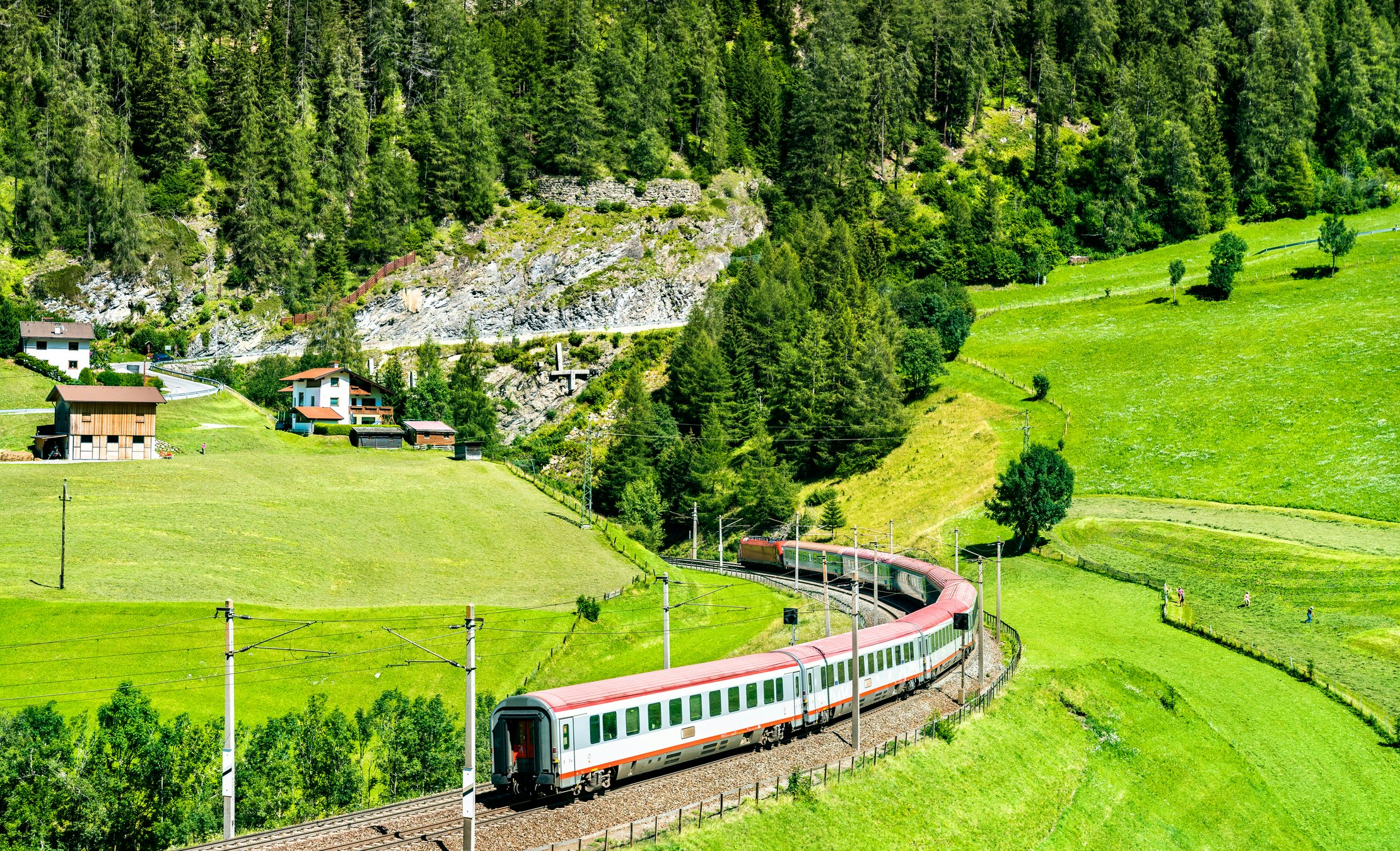 Passenger train at the Brenner Railway in the Austrian Alps
1279133344
